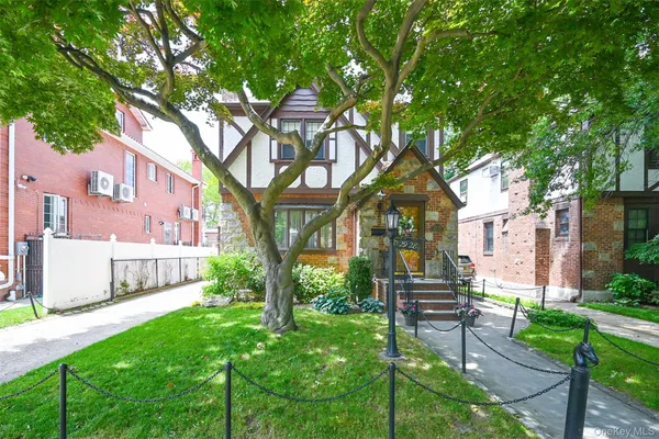 $1,150,000 | 29-28 168th Street | Murray Hill - Flushing