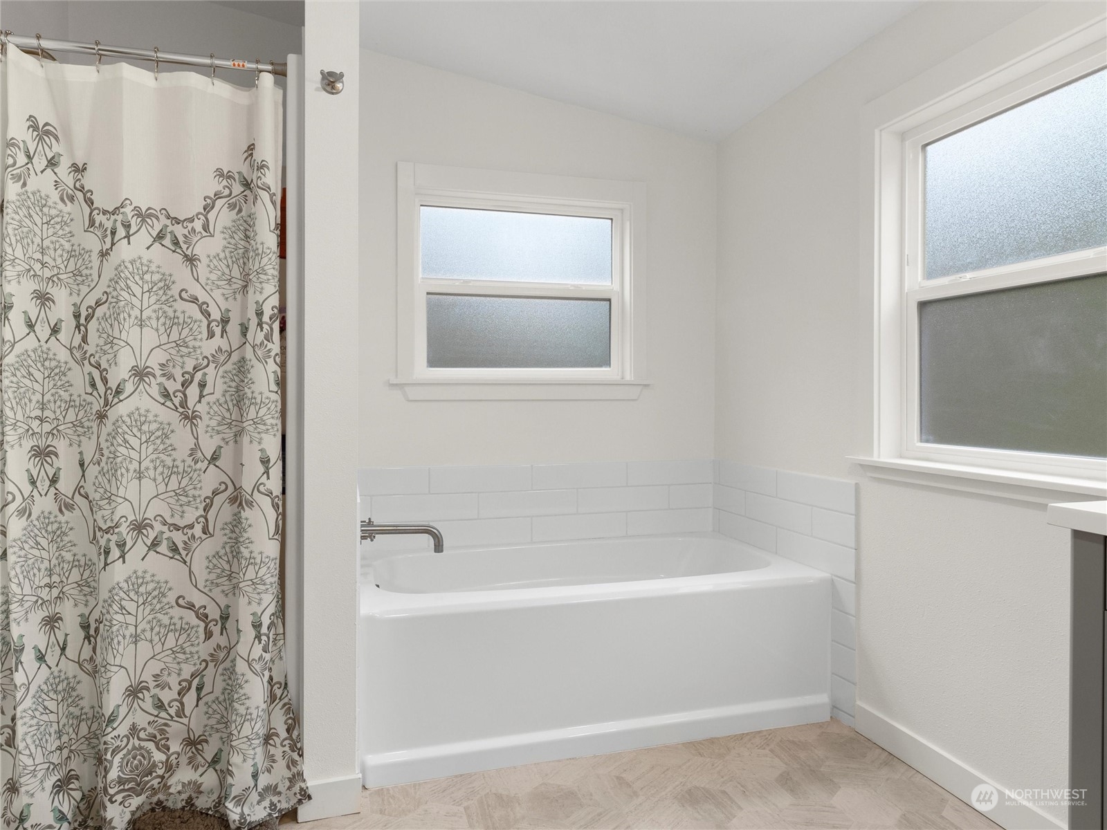 1400 West Deegan Road West Shelton, WA 98584 - Photo 19 of 40 a bathroom with a bathtub and shower