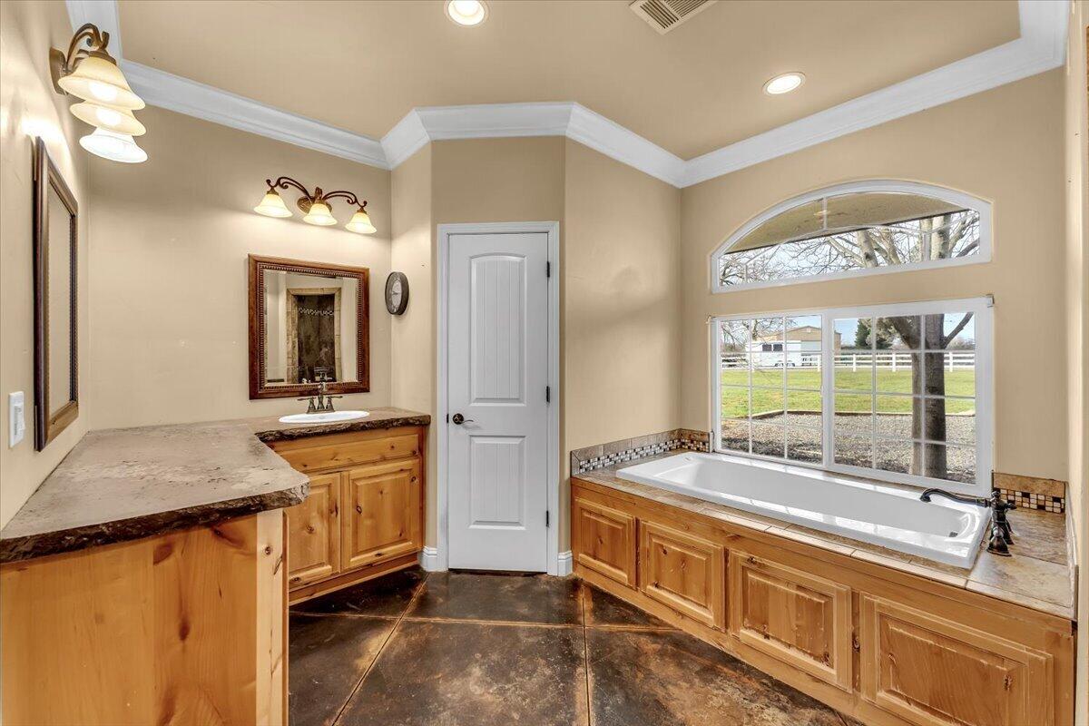 22099 Concept Way Anderson, CA 96007 - Photo 18 of 68 Bathroom