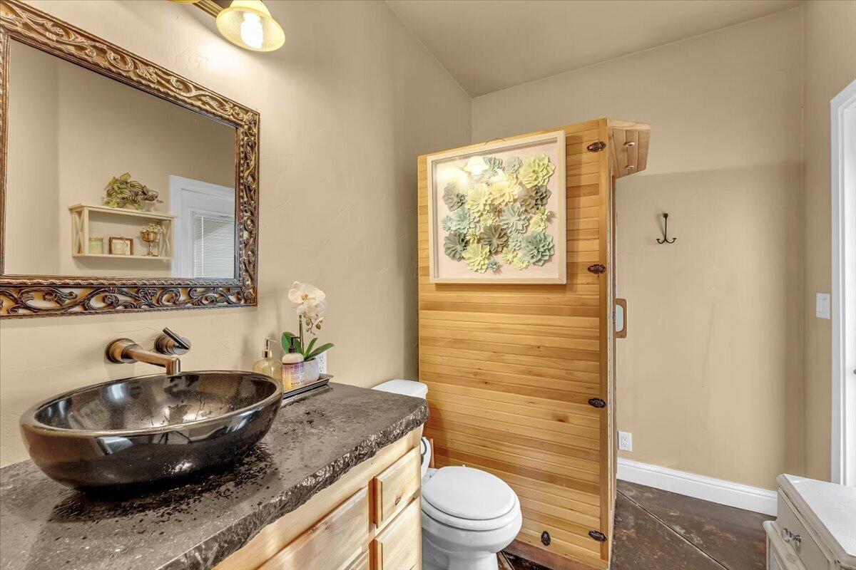 22099 Concept Way Anderson, CA 96007 - Photo 25 of 68 Bathroom & Sauna