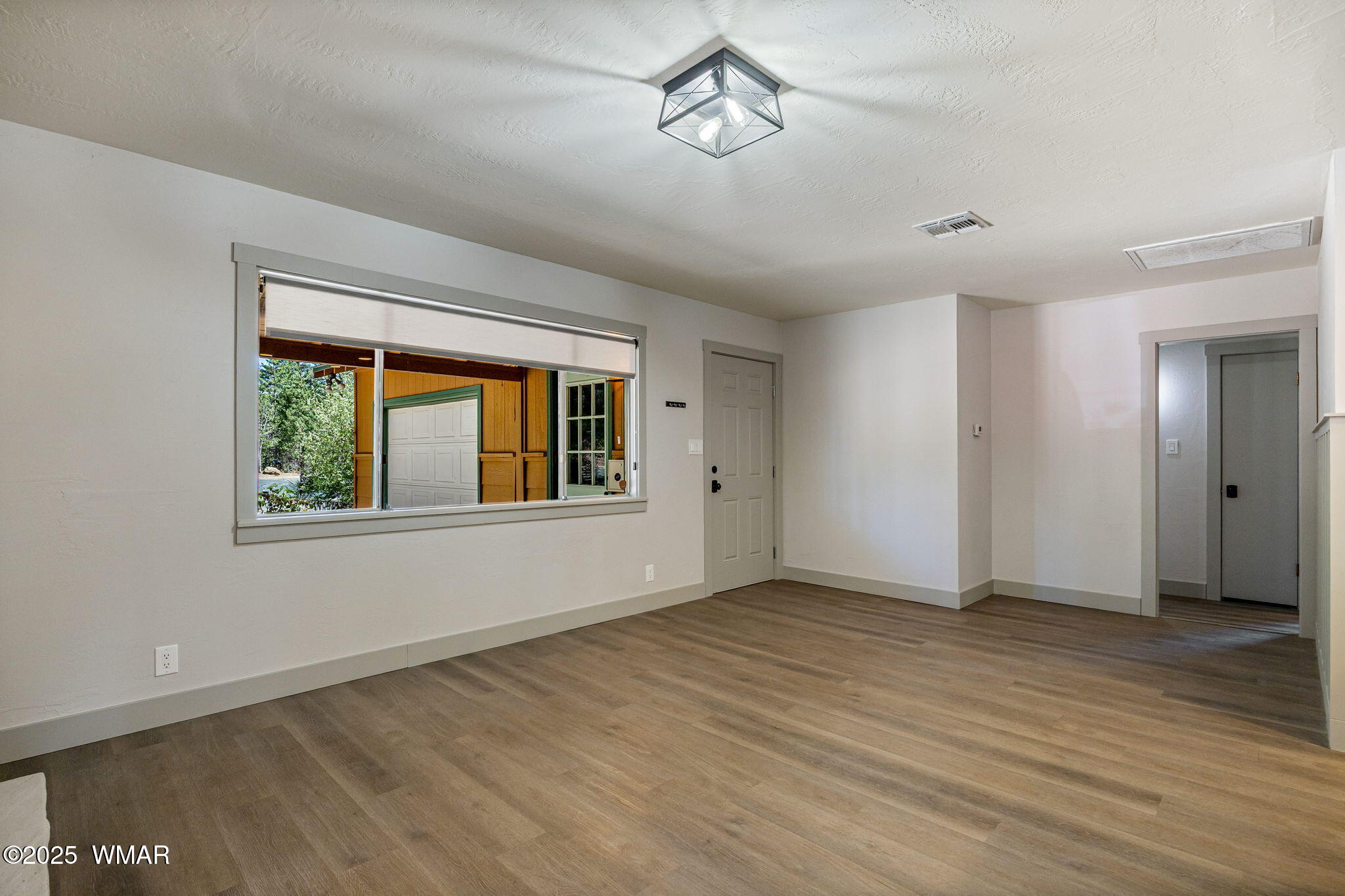 24 North Woodland Road Lakeside, AZ 85929 - Photo 8 of 37 Living Room