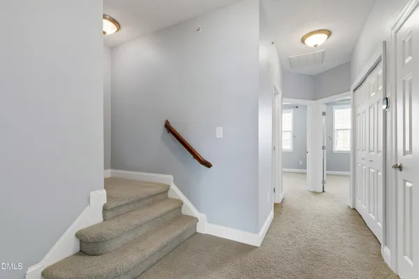 a view of empty room with a ceiling fan