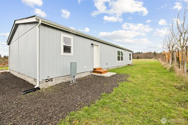 a view of a house with backyard and garden