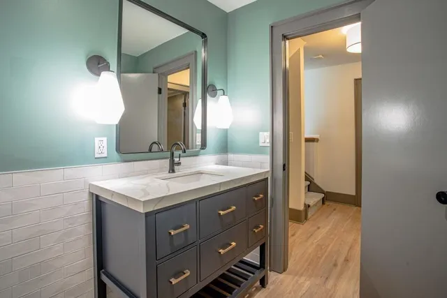a en suite bathroom with a sink and a mirror