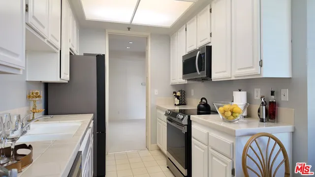 $999,000 | 2131 Century Park Lane, Unit 301, Los Angeles, CA 90067