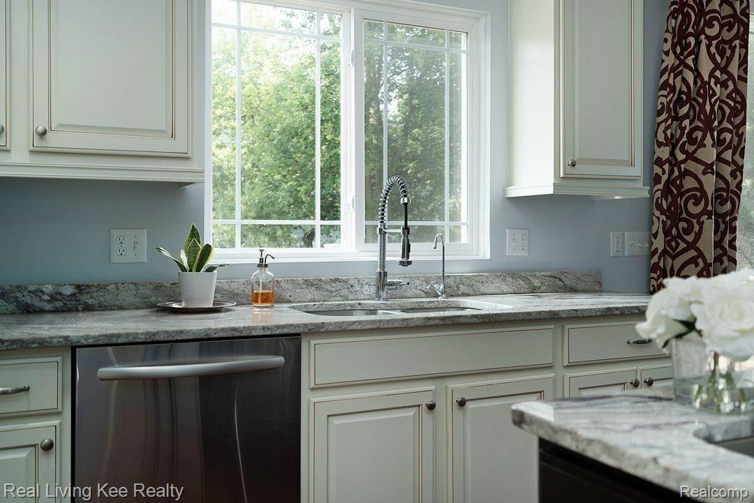703 Quarter Street Rochester, MI 48307 - Photo 13 of 47 703 Quarter 13.jpeg