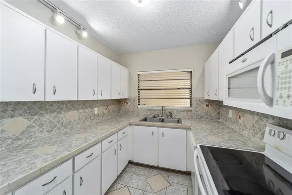 $1,300 | 3401 East Fort King Street, Unit 202, Ocala, FL 34470