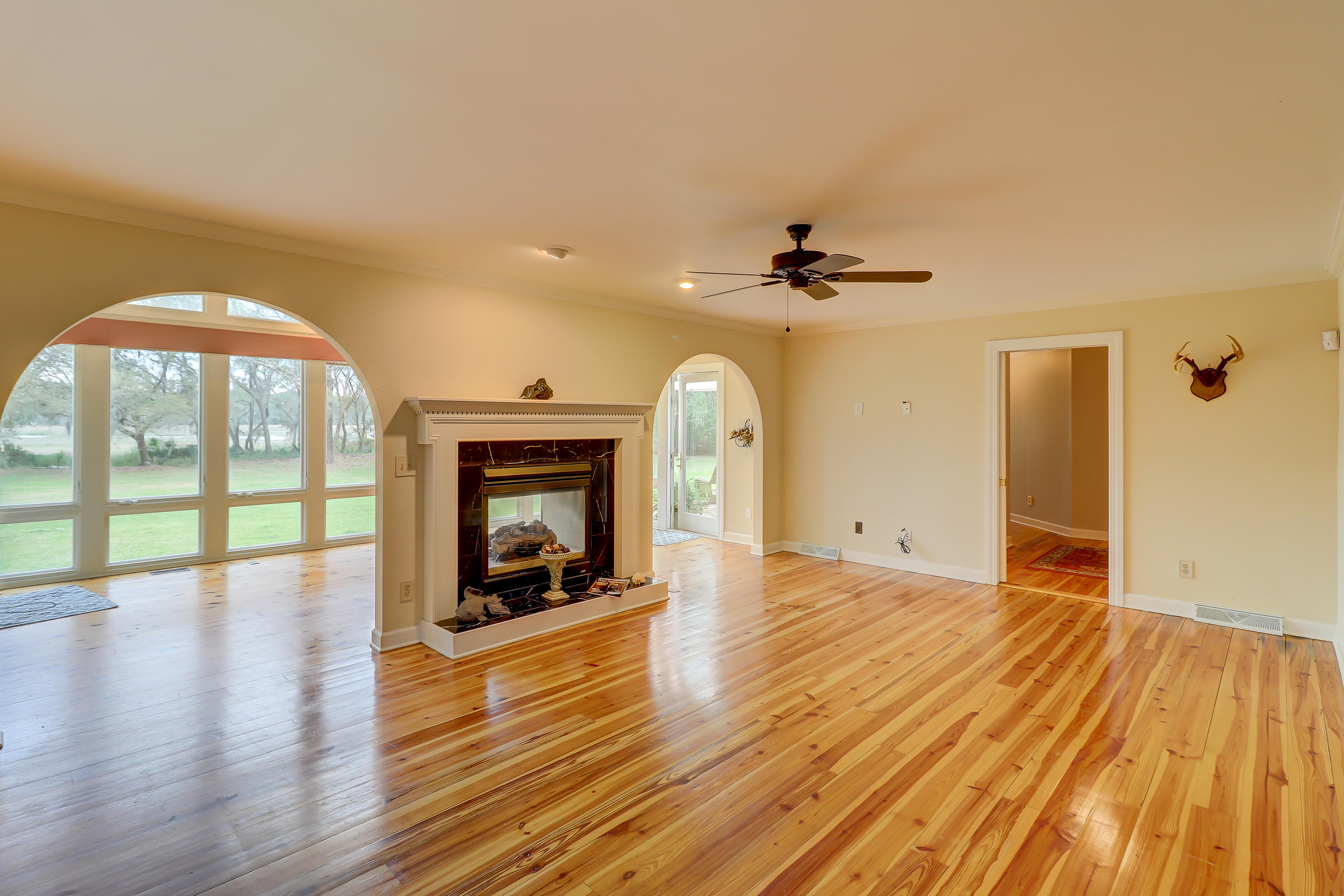 7797 Seafield Road Meggett, SC 29449 - Photo 13 of 91 7797 Seafield Rd_LuxImg_0012