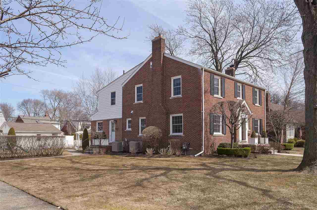 1652 Hawthorne Road Grosse Pointe Woods, MI 48236 - Photo 3 of 55