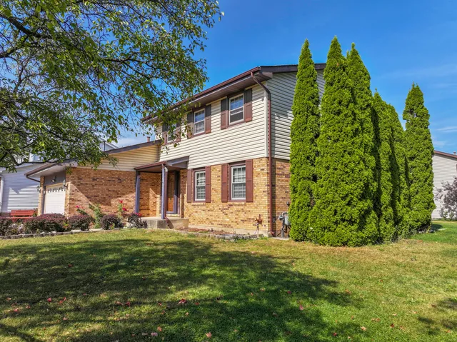 $560,000 | 620 South Point Drive, Schaumburg, IL 60193