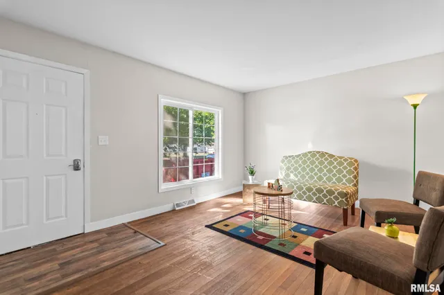 $119,900 | 512 High School Street, Divernon, IL 62530