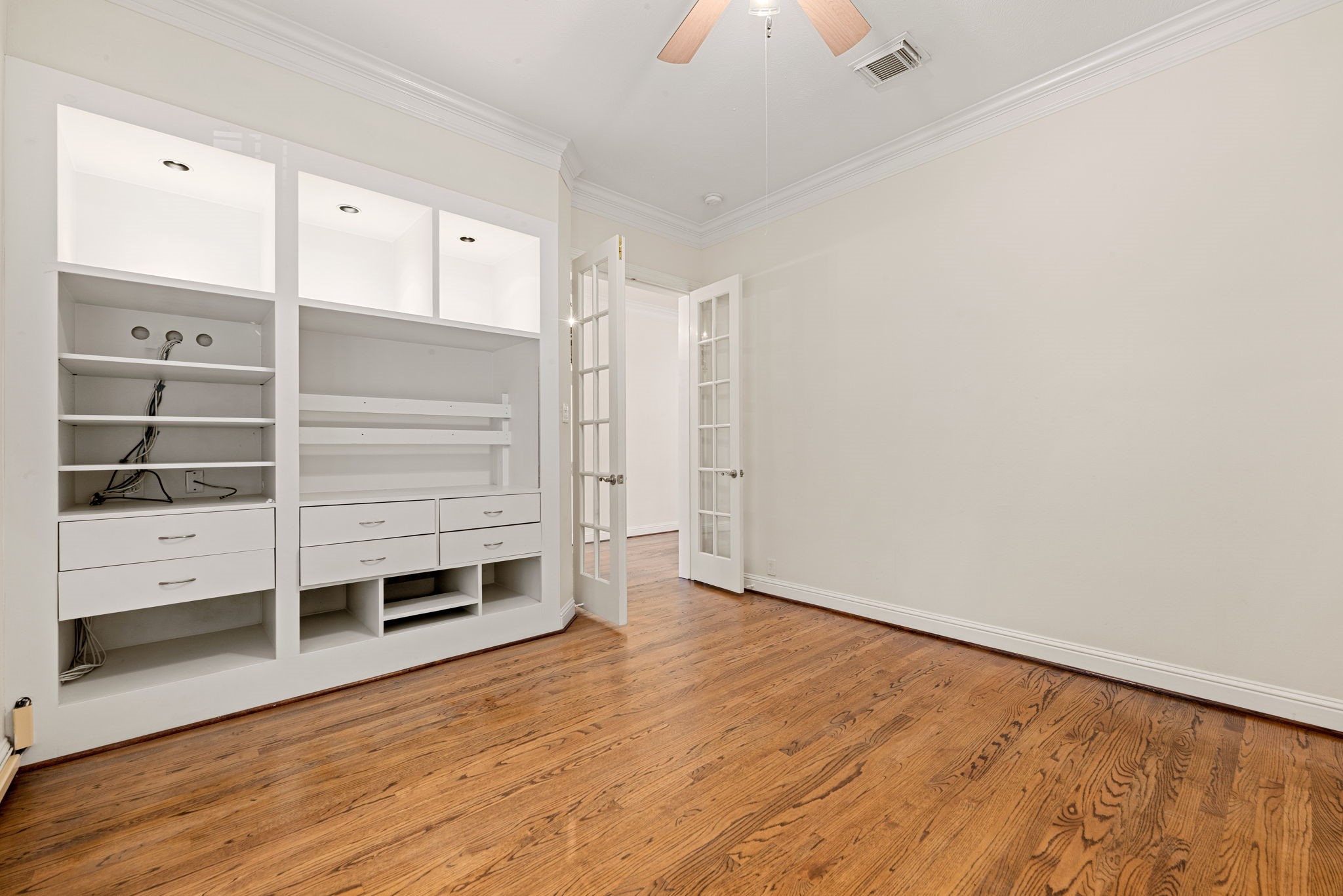 5318 Fayette Street Houston, TX 77056 - Photo 14 of 35 a view of a room with an empty space