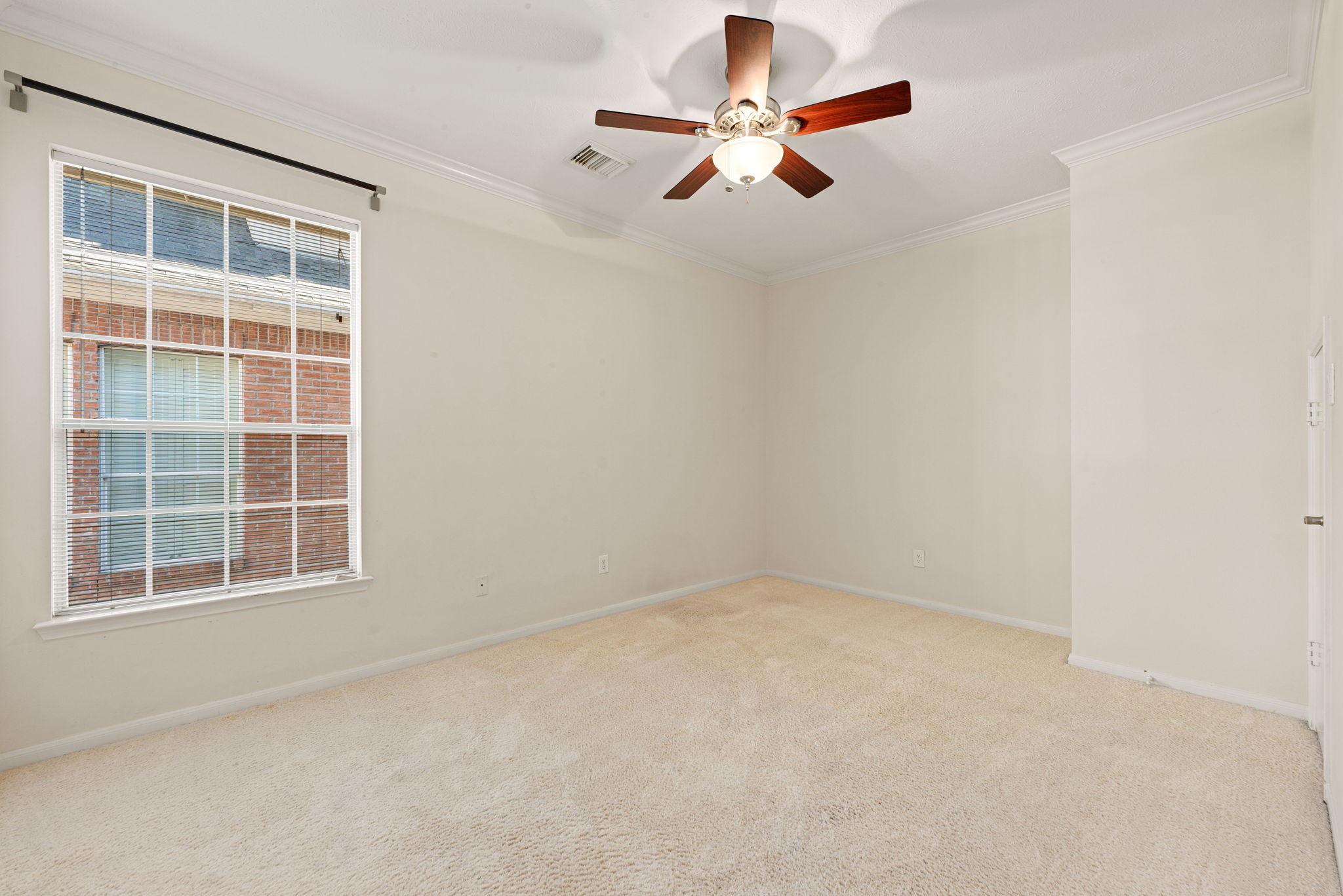 5318 Fayette Street Houston, TX 77056 - Photo 20 of 35 an empty room with windows and ceiling fan
