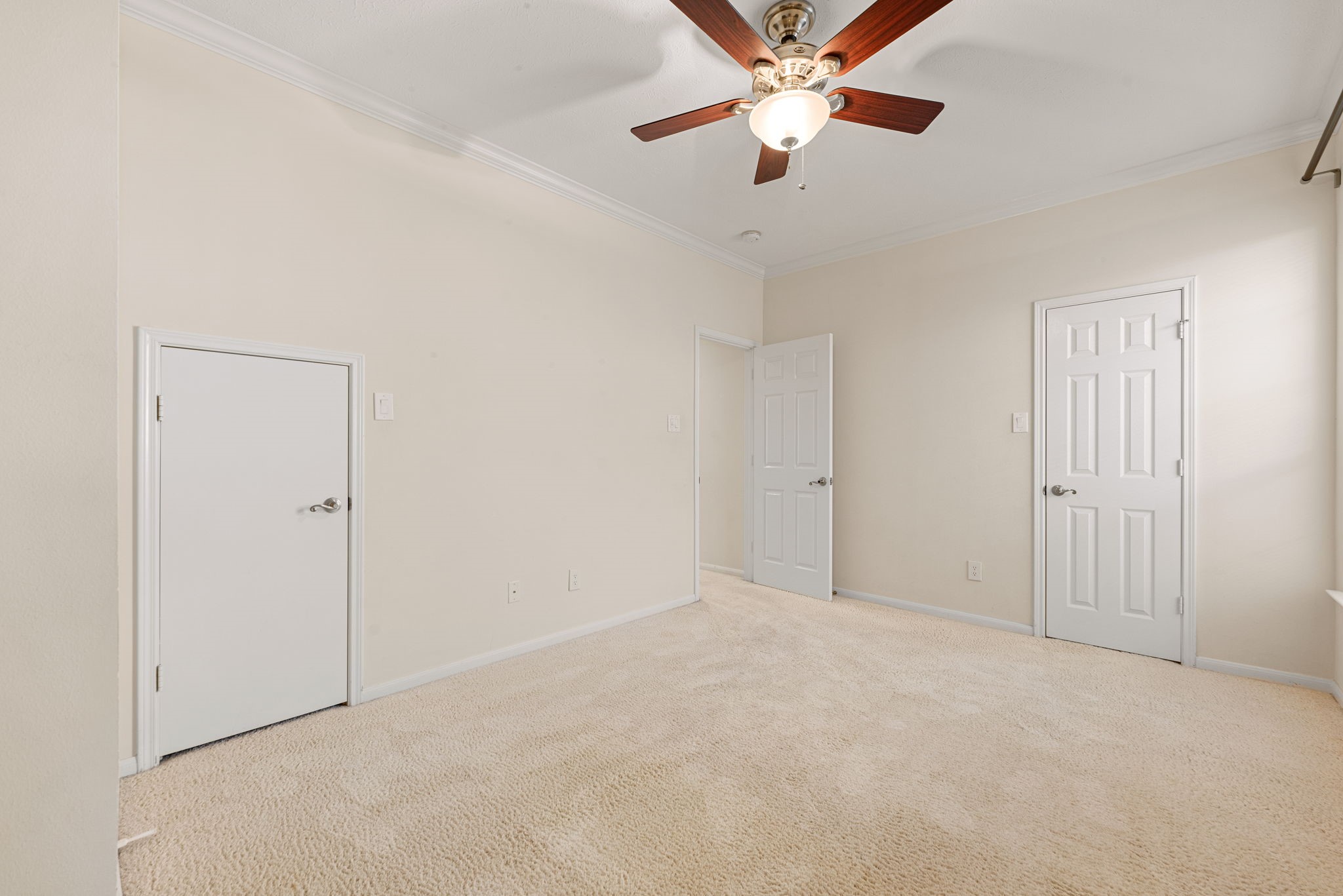 5318 Fayette Street Houston, TX 77056 - Photo 21 of 35 an empty room with closet and a chandelier fan