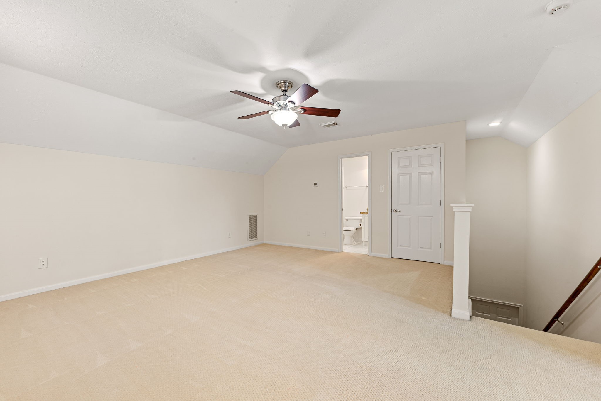 5318 Fayette Street Houston, TX 77056 - Photo 25 of 35 an empty room with closet and a ceiling fan