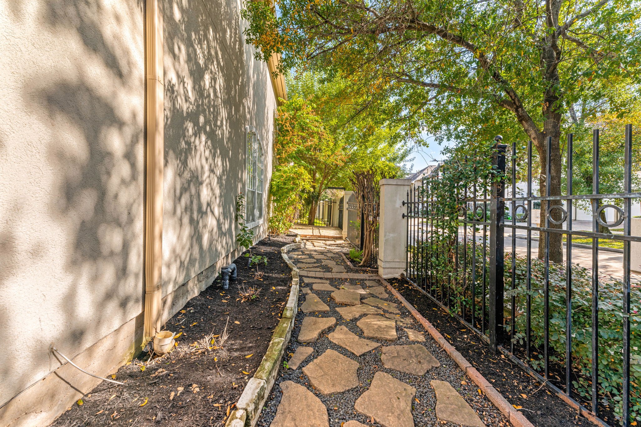5318 Fayette Street Houston, TX 77056 - Photo 32 of 35 a view of a backyard of the house