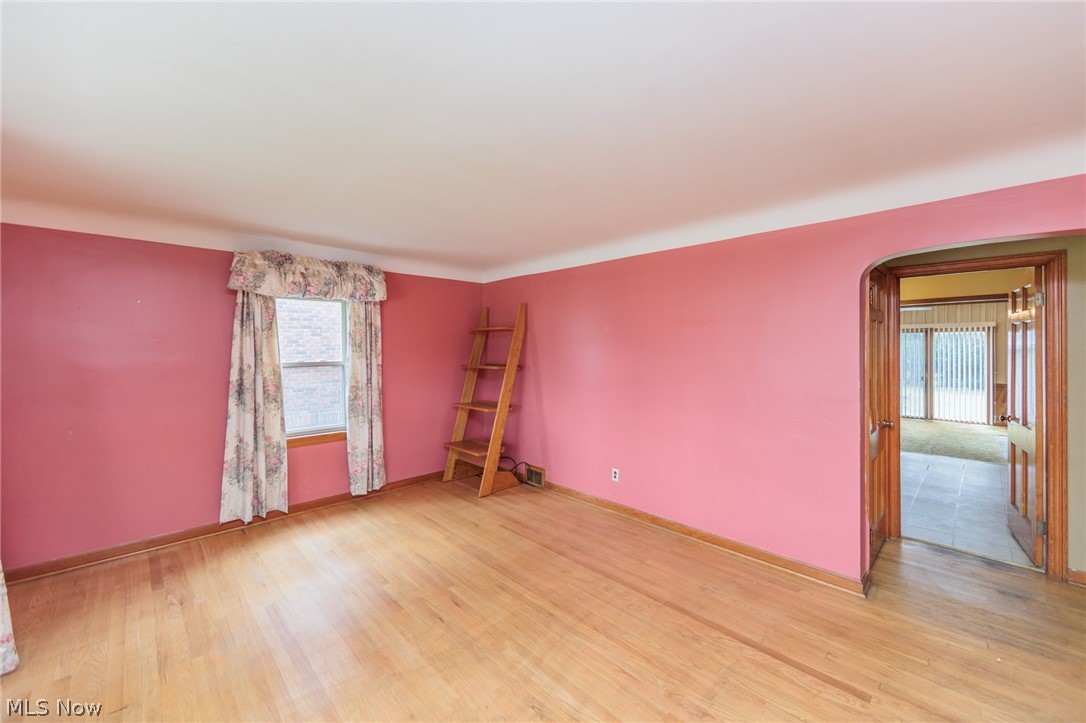1376 South Green Road Cleveland, OH 44121 - Photo 4 of 33