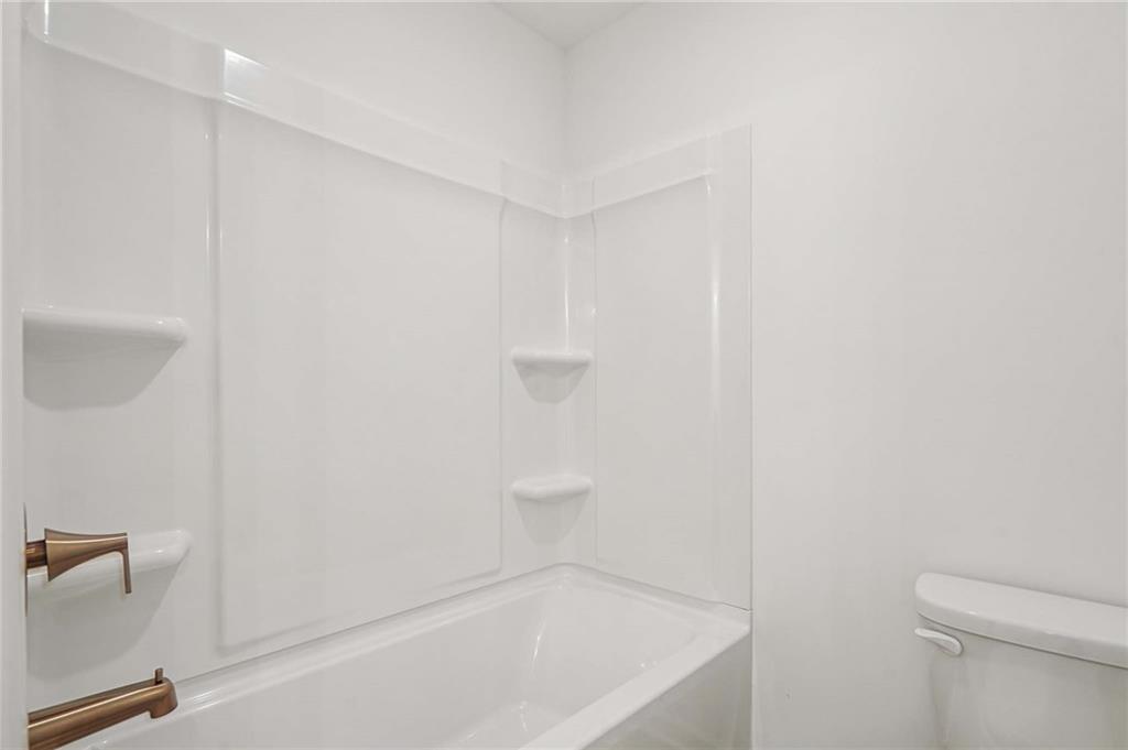 240 Silverleaf Trail Bethlehem, GA 30620 - Photo 17 of 39 a bathroom with a bathtub