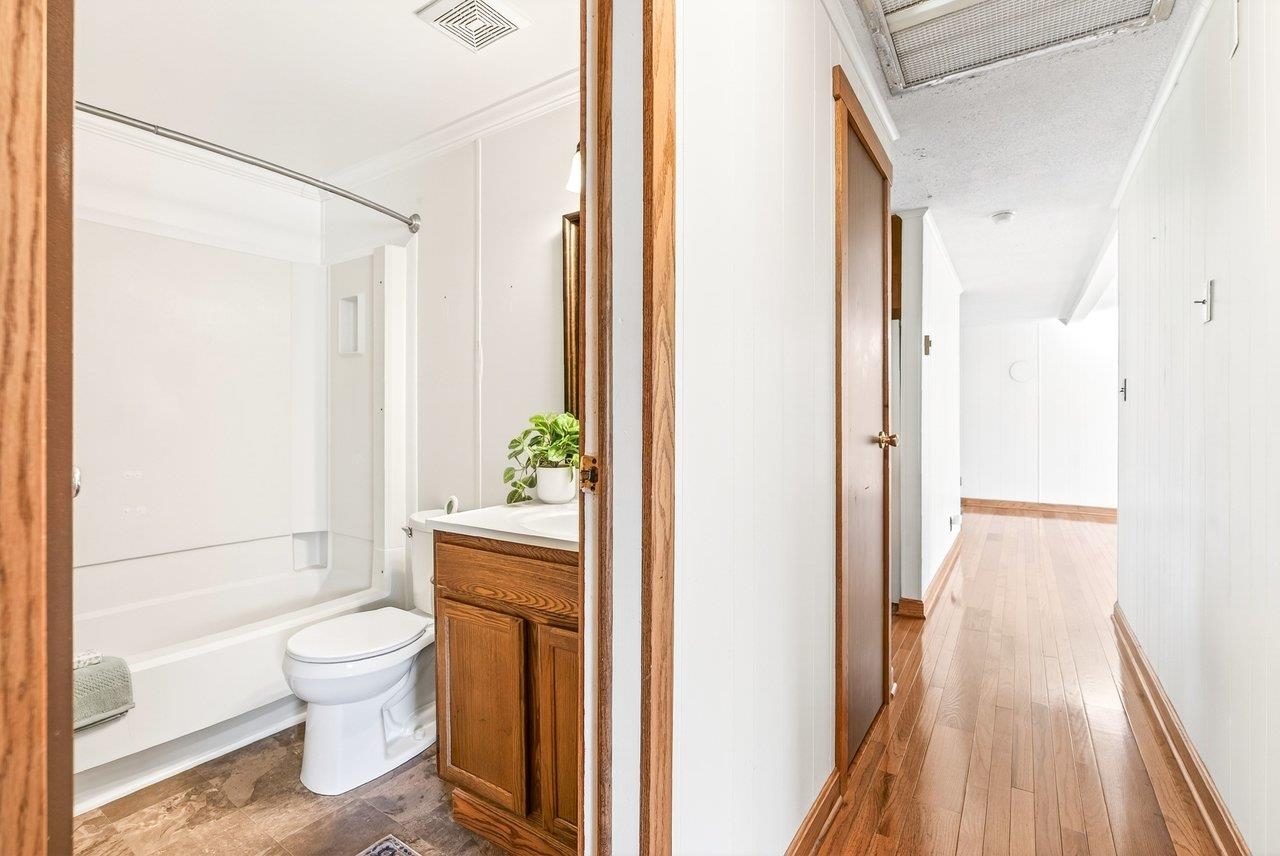 6599 Azalea Lane Dayton, VA 22821 - Photo 28 of 55 Full Bathroom