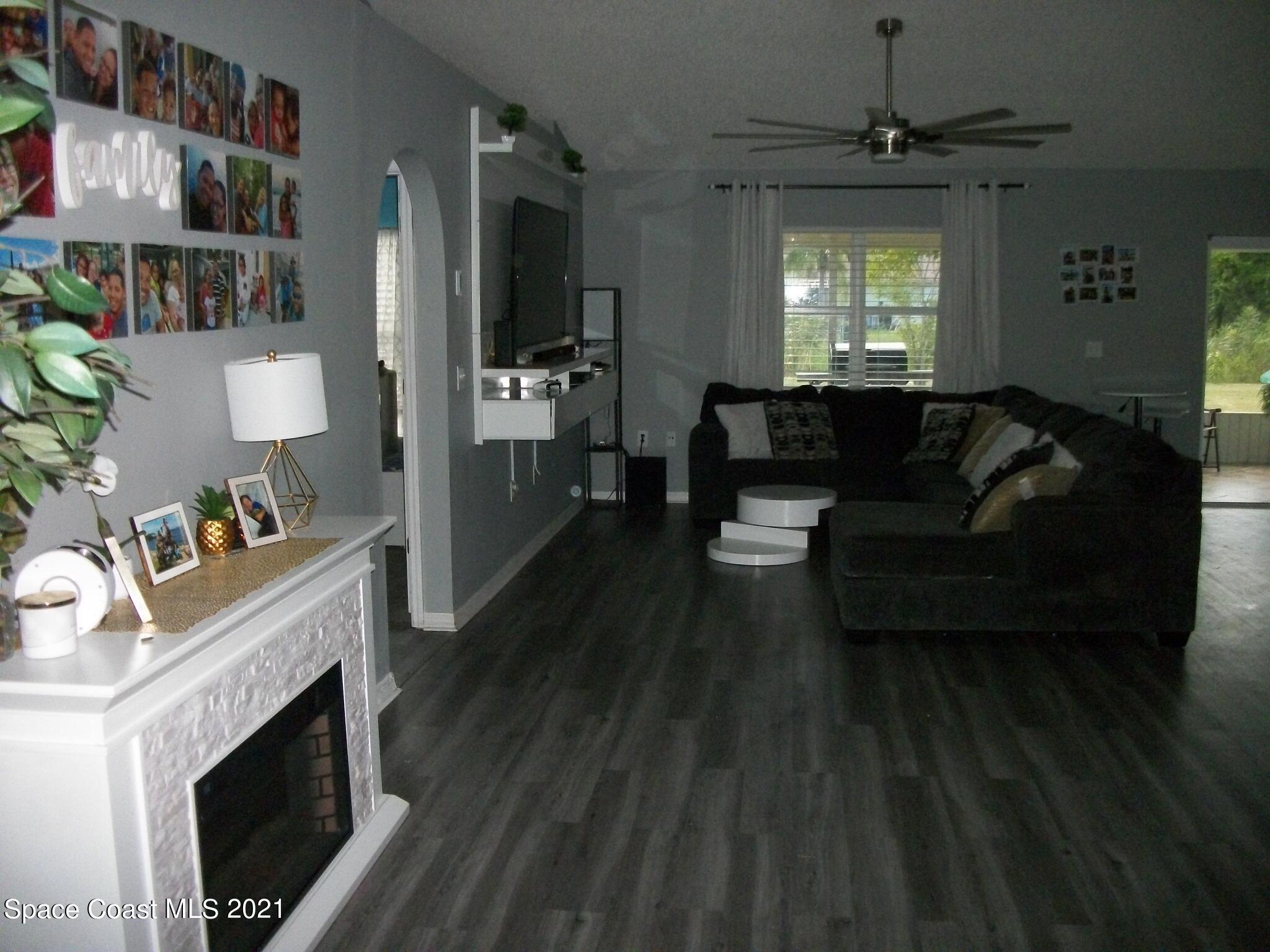 934 Castile Road Southeast Palm Bay, FL 32909 - Photo 4 of 19 100_5518