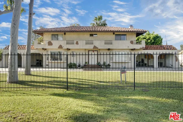 a view of a house with a backyard