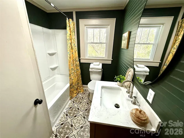 $295,000 | 531 21st Avenue Northwest, Hickory, NC 28601