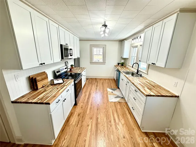 $295,000 | 531 21st Avenue Northwest, Hickory, NC 28601