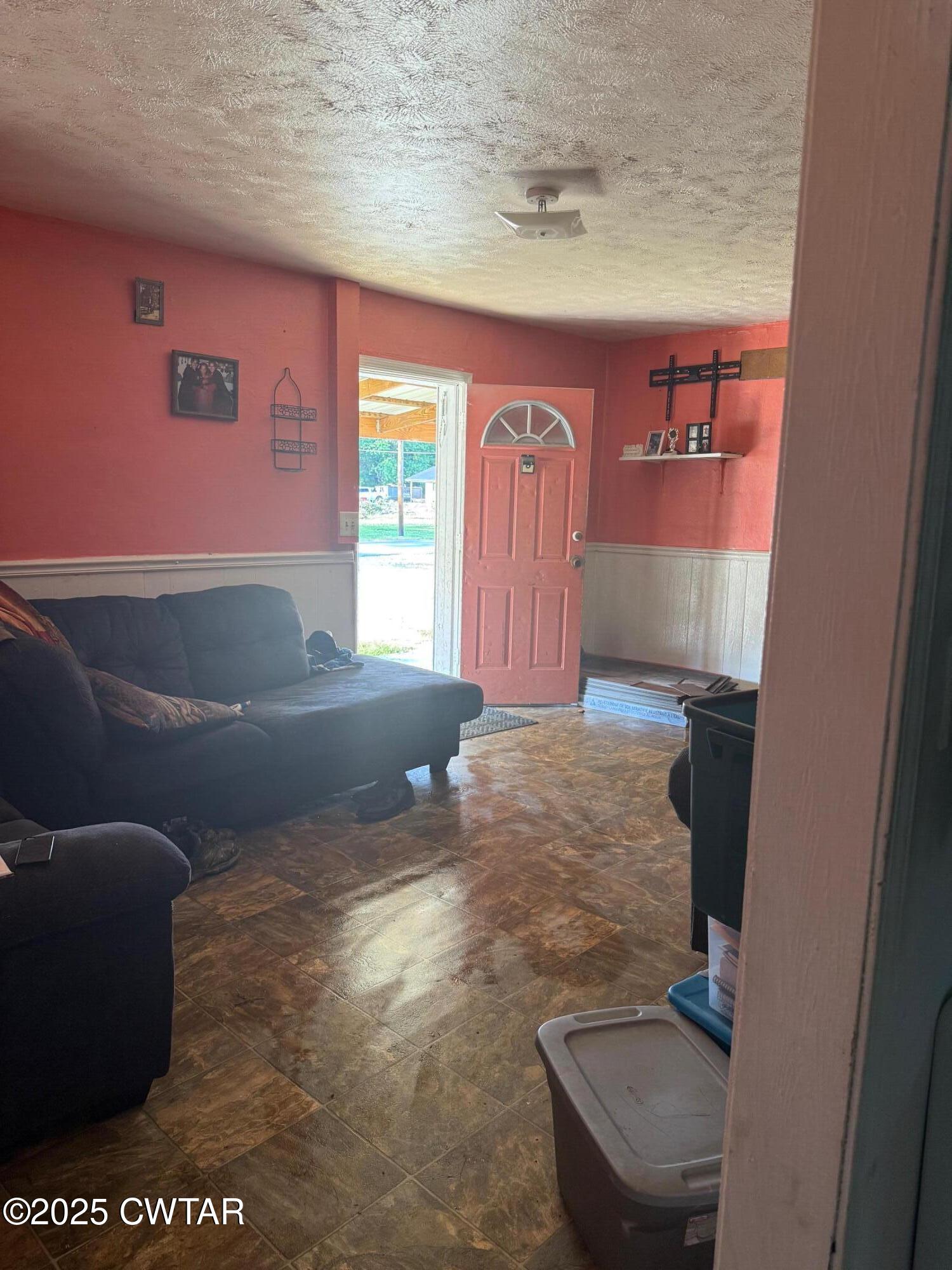 19 Loop Road Jackson, TN 38301 - Photo 4 of 9 a living room with furniture and a window