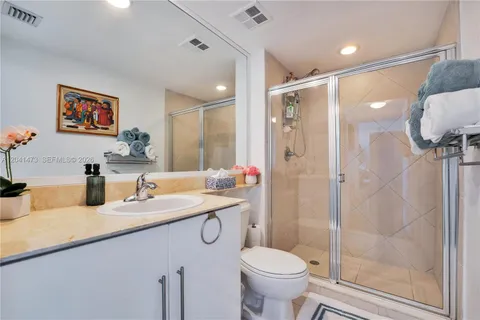 $695,000 | 325 South Biscayne Boulevard, Unit 3921, Miami, FL 33131
