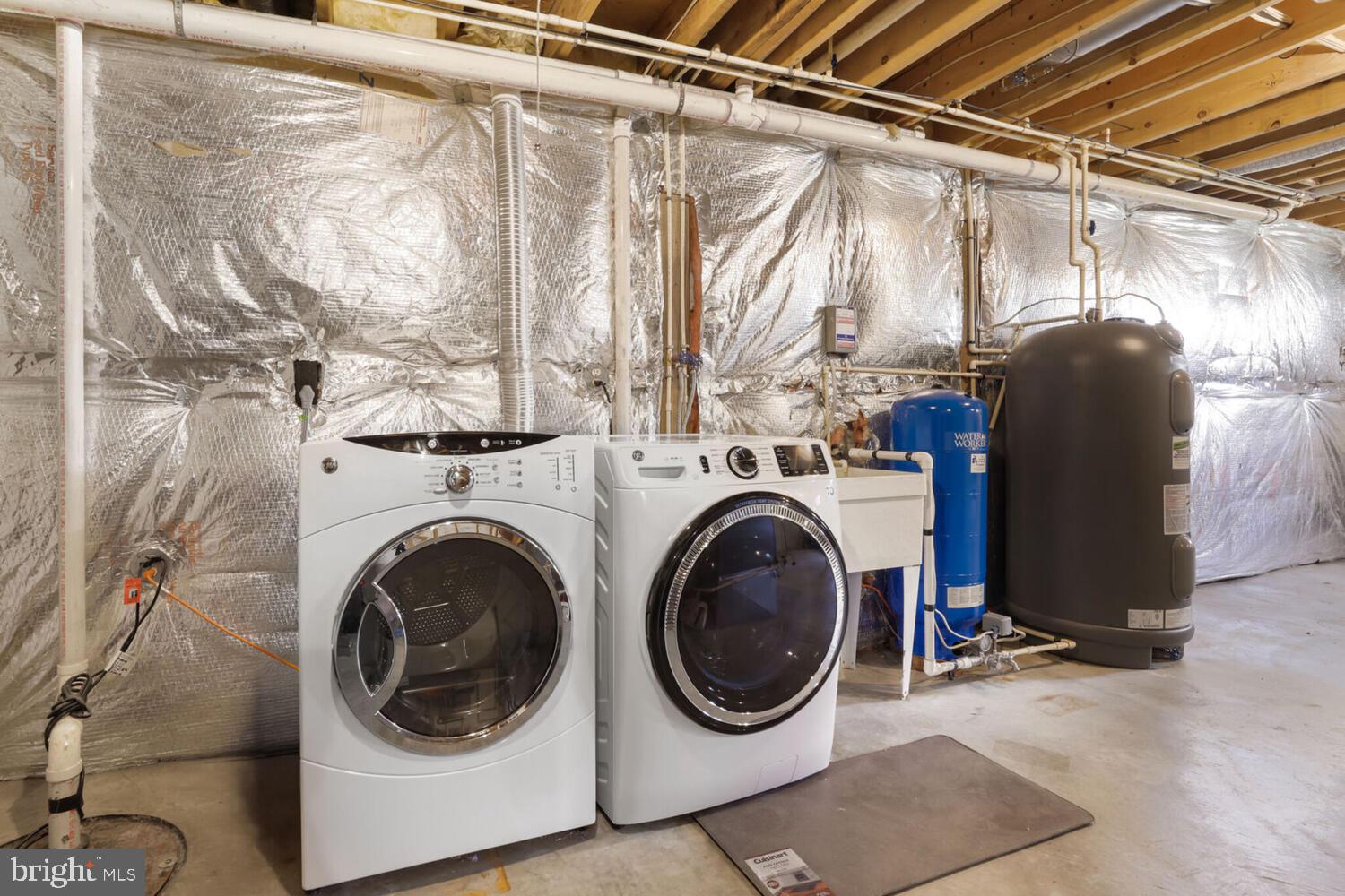 1050 Huntfield Road Westminster, MD 21157 - Photo 25 of 38 a utility room with dryer and washer