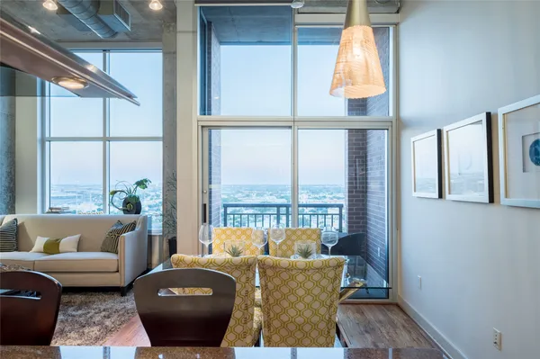 $3,005 | 4899 Montrose Boulevard, Unit 1806, Houston, TX 77006