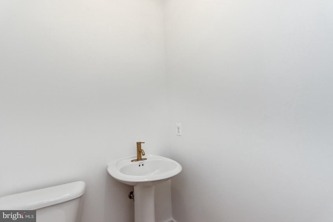 7135 Masters Road New Market, MD 21774 - Photo 14 of 29 Main floor half bath.