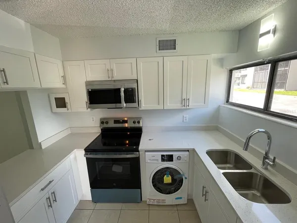 $1,350 | 1108 Bartow Road, Unit D37, Lakeland, FL 33801