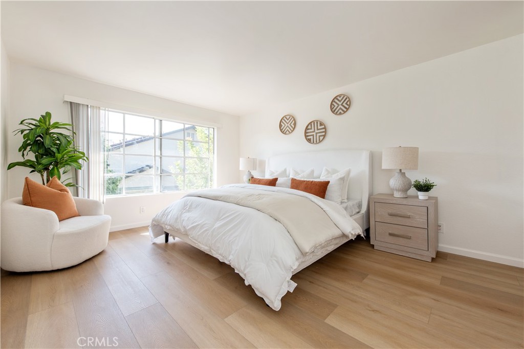 28 Exeter, Unit 19 Irvine, CA 92612 - Photo 18 of 35 a bedroom with a large bed and a large window