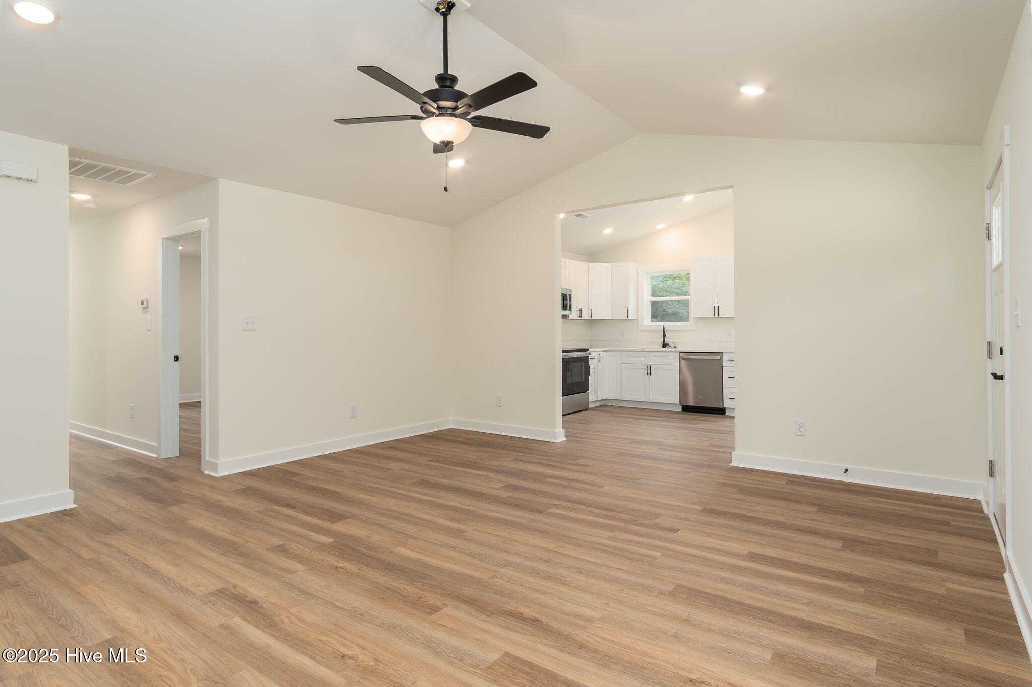 5650 County Line Road New Bern, NC 28562 - Photo 10 of 32 Living Room