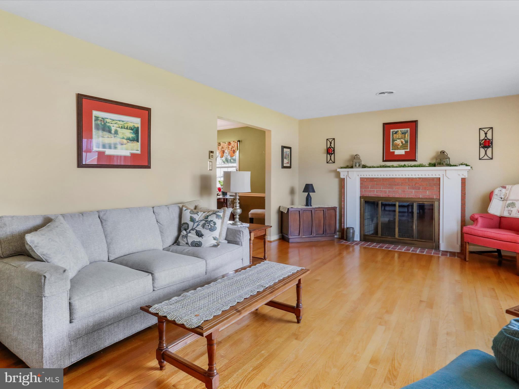 201 Russelcroft Road Winchester, VA 22601 - Photo 5 of 46 Living Room w/HW floors