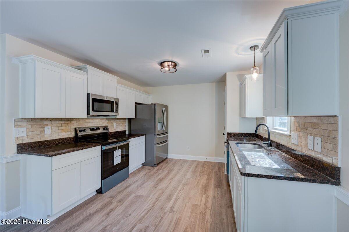 230 Station House Road New Bern, NC 28562 - Photo 6 of 37 Kitchen