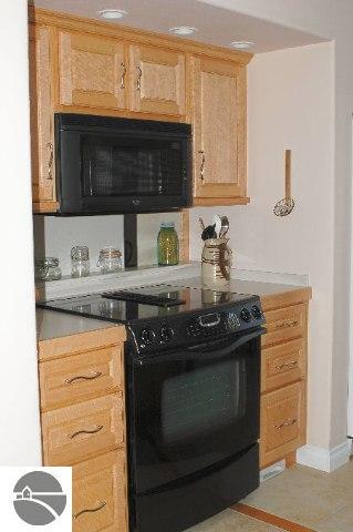 2788 River Bend Road Traverse City, MI 49696 - Photo 4 of 15 1691996-3.JPG