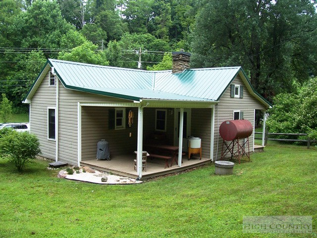 105 Misty Ridge Road Millers Creek, NC 28651 - Photo 14 of 18 a backyard of a house with table and chairs