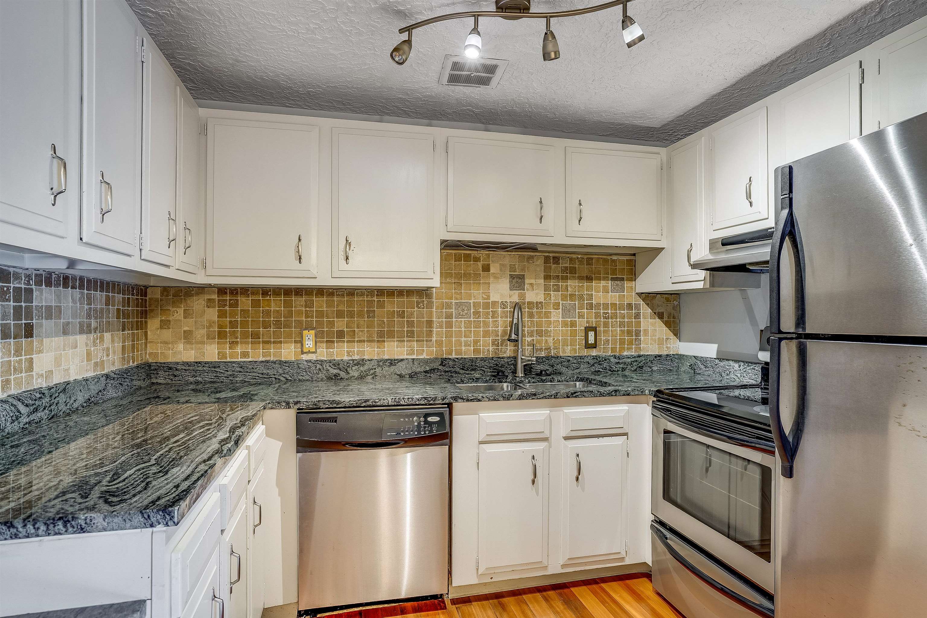 55 River Road, Unit 3E Manchester, NH 03104 - Photo 8 of 37