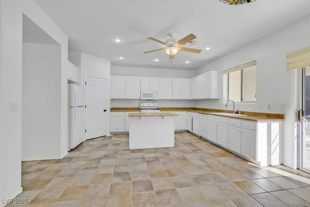 $2,100 | 1660 Rockcrest Hills Avenue, Henderson, NV 89052