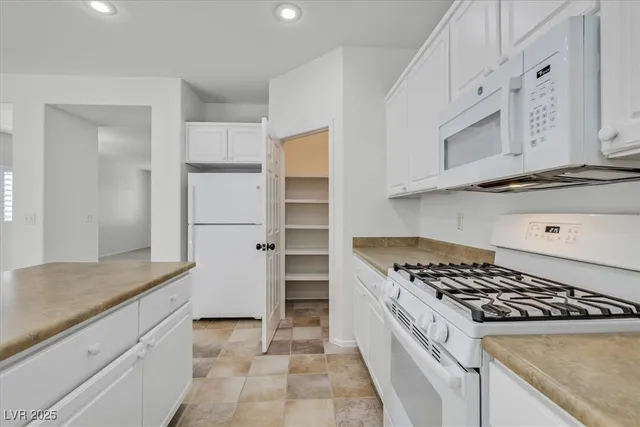 $2,100 | 1660 Rockcrest Hills Avenue, Henderson, NV 89052