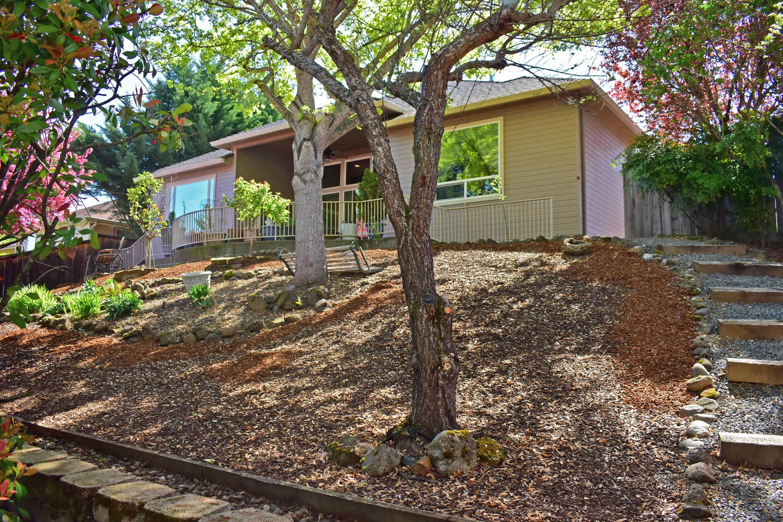 479 Quail Run Eagle Point, OR 97524 - Photo 5 of 51 Landscaped & Low Maintence