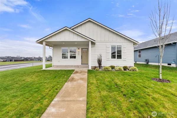 a view of a house with backyard and garden