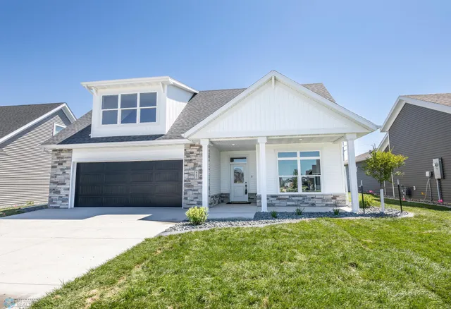 $879,900 | 662 Rania Way West, West Fargo, ND 58078