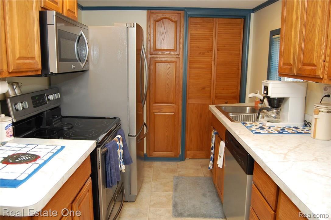 732 Goddard Road Wyandotte, MI 48192 - Photo 8 of 35 DSC_0008 (1).JPG