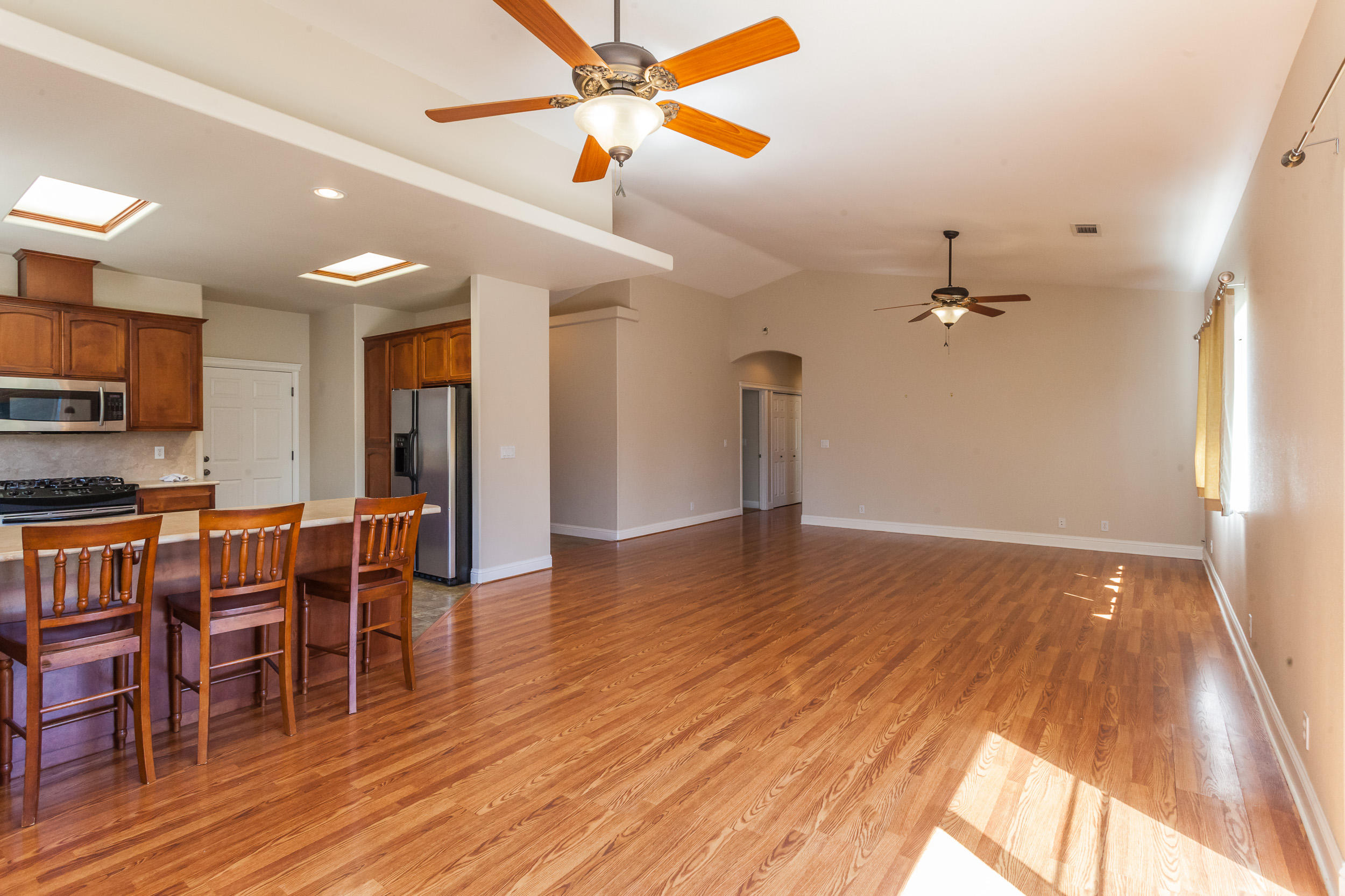 4925 Cedars Road Redding, CA 96001 - Photo 4 of 22 Vaulted Ceilings