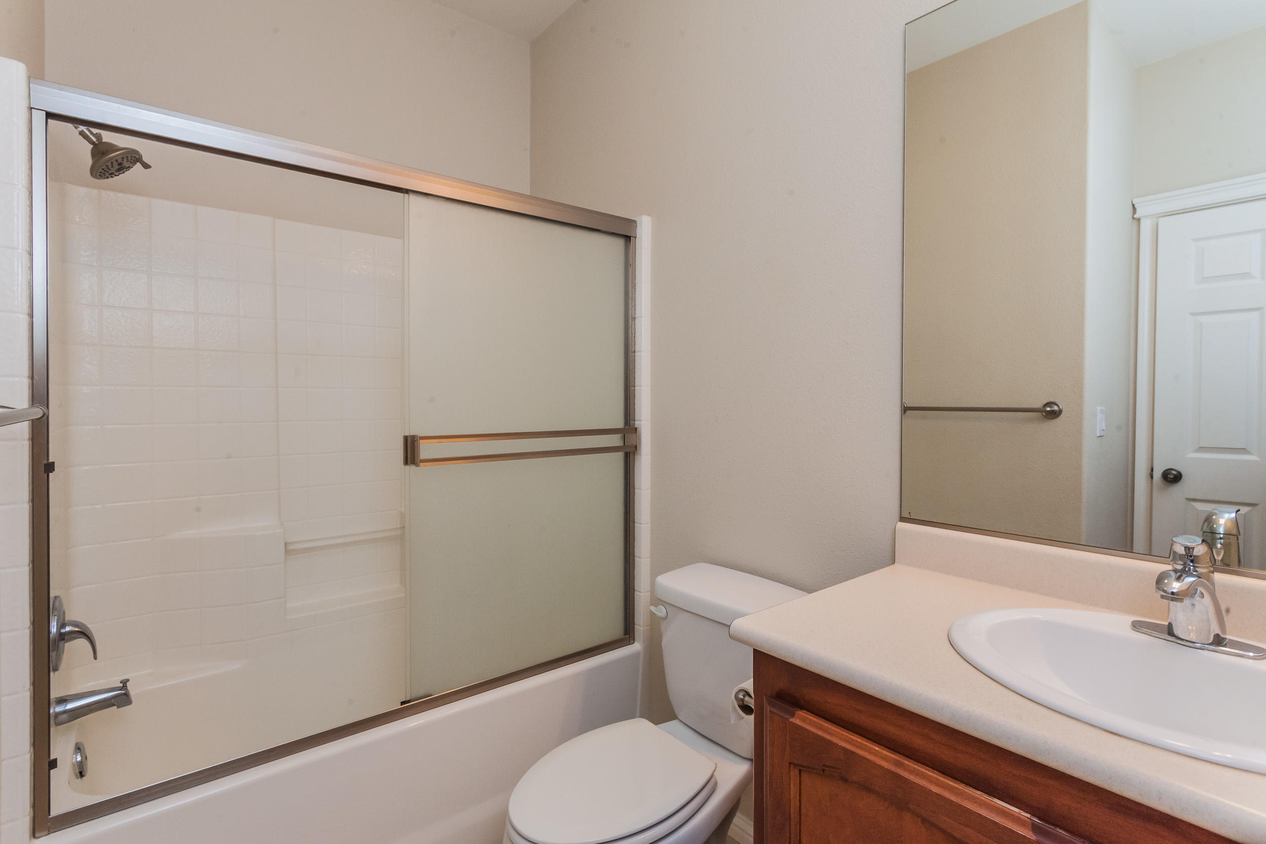 4925 Cedars Road Redding, CA 96001 - Photo 9 of 22 Guest Bathroom