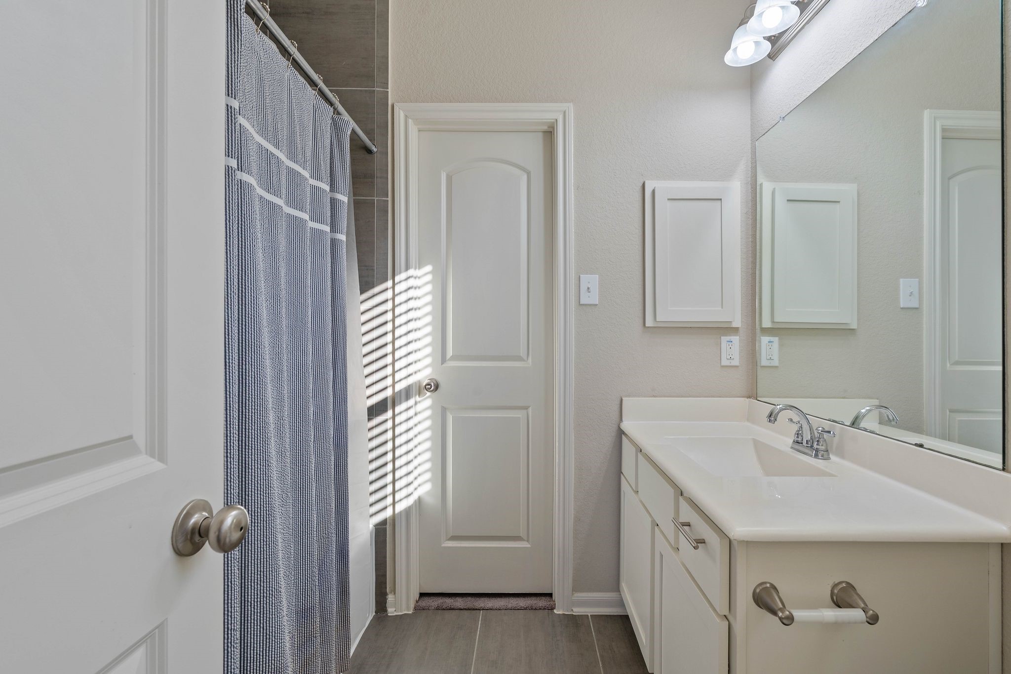 227 Biltmore Loop Montgomery, TX 77316 - Photo 13 of 25 a bathroom with a sink and mirror