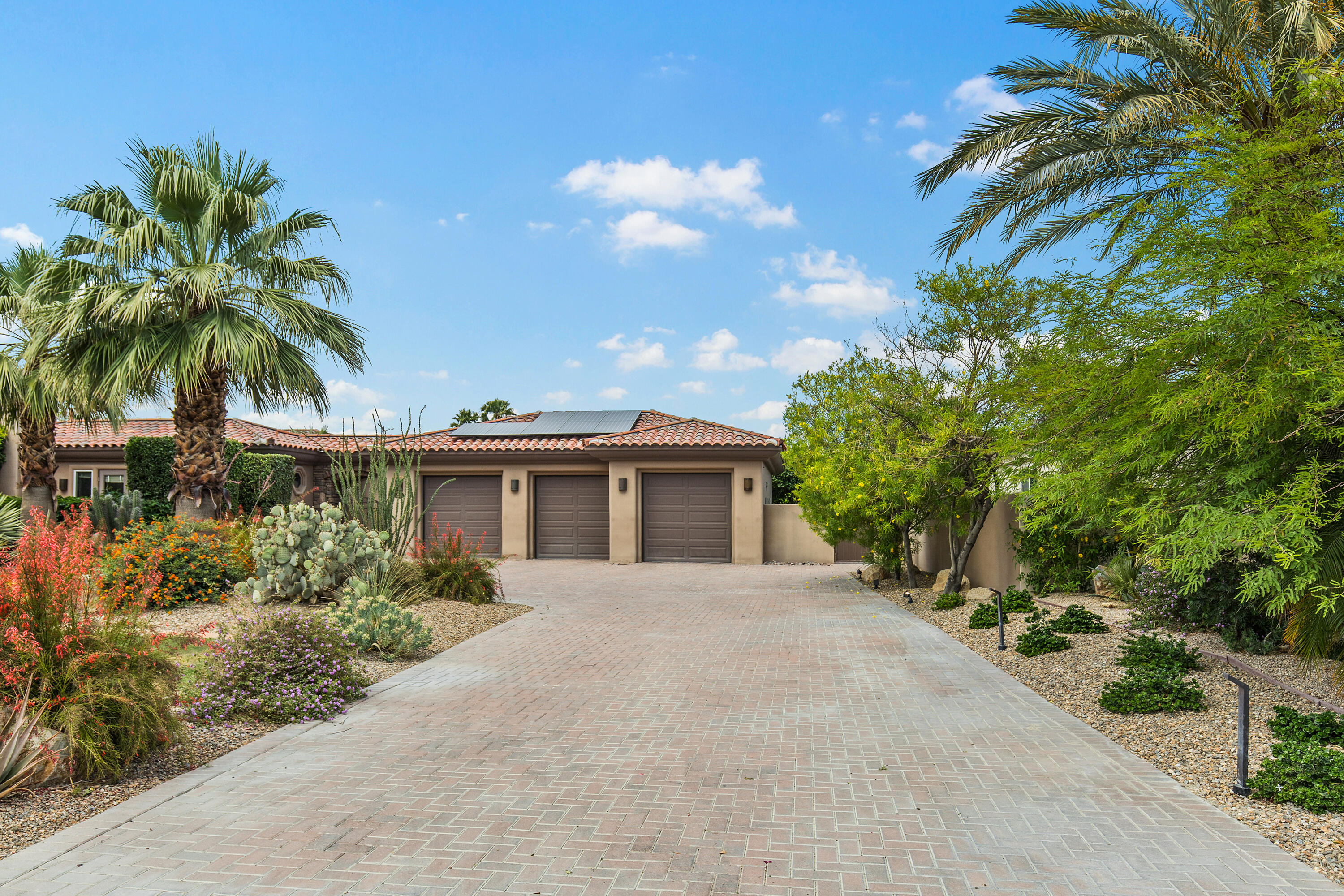 271 Loch Lomond Road Rancho Mirage, CA 92270 - Photo 11 of 56 Entry driveway
